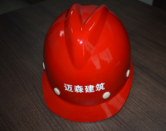 講述施工現(xiàn)場(chǎng)佩戴建筑安全帽注意事項(xiàng)。